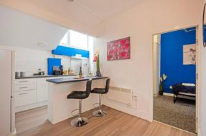 ベリーにある5 minute walk from Bury city centre -1 bed flatのキッチン(カウンター、バースツール2つ付)