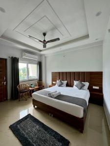 Una cama o camas en una habitación de Hotel Yog Vriksh
