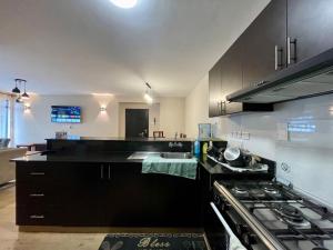 Dapur atau dapur kecil di Executive 3-Bed Apartment in Kitusuru Nairobi