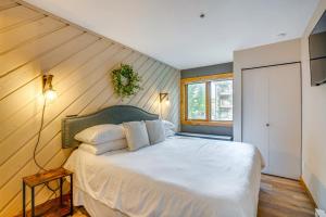 Ένα ή περισσότερα κρεβάτια σε δωμάτιο στο 1 Block to Main St Modern Breckenridge Condo!