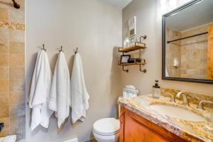 Ένα μπάνιο στο 1 Block to Main St Modern Breckenridge Condo! +28 φωτογραφίες