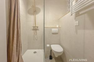 ein weißes Badezimmer mit Dusche und Toilette in der Unterkunft Flexliving - room - Neuilly-sur-Seine in Neuilly-sur-Seine