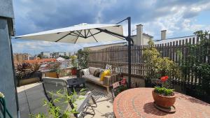 Balkón nebo terasa v ubytování Le toit chic à 15 mn Paris Centre