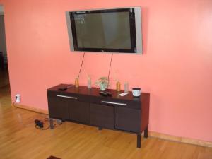 Μια τηλεόραση ή/και κέντρο ψυχαγωγίας στο Appartement Courcelles