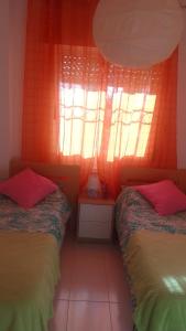 Posteľ alebo postele v izbe v ubytovaní Apartament Naranja con piscina urb El Paraiso