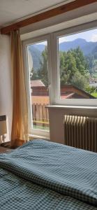 een slaapkamer met een bed en een groot raam bij Apartmán Siná in Lazisko