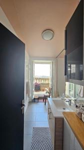 Kuchyň nebo kuchyňský kout v ubytování Le toit chic à 15 mn Paris Centre