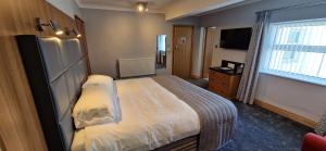 Кровать или кровати в номере The Royal Hotel