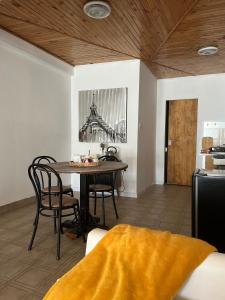 Un comedor con una mesa y algunas sillas. en Loft D-Oro, en Comodoro Rivadavia