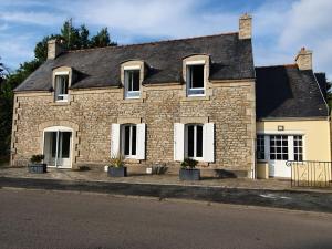 a brick house with white doors and windows at Jardin clos et calme, vélos à disposition, plages à 2 kms in Tréffiagat