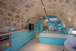 Una televisión o centro de entretenimiento en Kritiki Spilia - Home & Spa