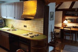 バート・ベルトリッヒにあるFerienhaus Alte Beurener Mühleのシンクとコンロのあるキッチン トップオーブン
