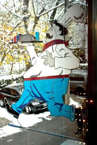ein Bild mit Cartoon-Charakter auf einem Bürgersteig in der Unterkunft Edi Hotel in Sofia