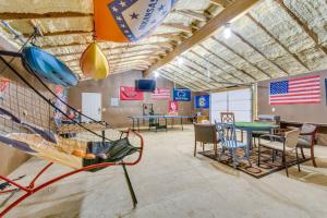 Χώρος καθιστικού στο Cozy Higden Studio Close to Greers Ferry Lake!