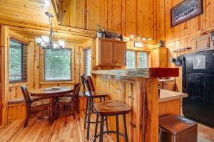 Una cocina con mesa y sillas en una cabaña. en Cabin on Table Rock Lake with Hot Tub and Fire Pit!, en Blue Eye