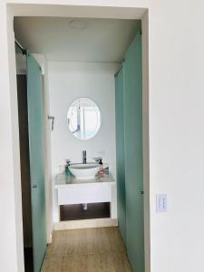 a bathroom with a sink and a mirror at Apartamento en Cartagena in Cartagena de Indias