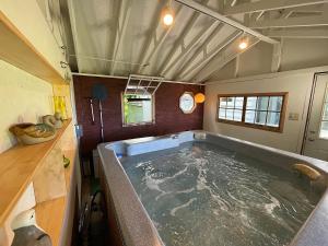 a jacuzzi tub in a small room with at Waterfront Cottages in Lexington Vacation Homes in Lexington +59 photos