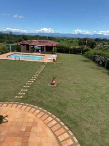 Bazén v ubytování finca turística DanuBio Alojamiento Rural Pereira Risaralda nebo v jeho okolí
