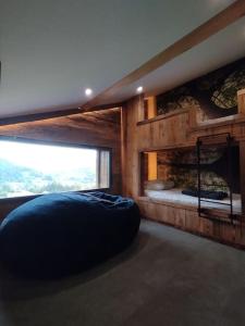Ένα ή περισσότερα κρεβάτια σε δωμάτιο στο Superbe Chalet avec piscine secteur Gérardmer