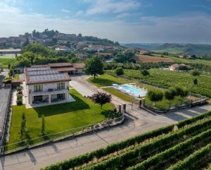 an aerial view of a villa with a garden and a pool at Relais PQlin in Castagnito