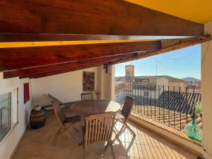 a patio with a table and chairs on a balcony at Apartamentos turísticos "El Refugio" in Algar de Palancia