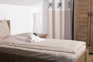 Ένα ή περισσότερα κρεβάτια σε δωμάτιο στο Casa Pelerinului