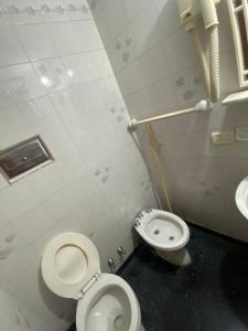 un baño con inodoro y lavabo en Hotel guido palace, en Buenos Aires