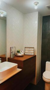 a bathroom with a sink and a tub and a toilet at Corazón urbano, apartamento Guatemala zona 10 EON in Guatemala