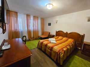 a hotel room with a bed and a desk at Cetina in Ranca