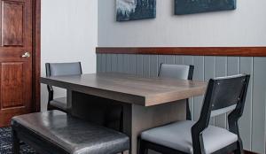 une table en bois avec deux chaises et une table et deux tableaux dans l'établissement Beautiful Resort in Glacier Canyon 1BD Deluxe near Circus World, à Baraboo