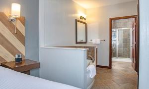 une chambre d'hôtel avec un lit et une salle de bain dans l'établissement Beautiful Resort in Glacier Canyon 2BD Deluxe near Circus World, à Baraboo 3 autres photos