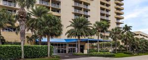 un grande edificio con palme di fronte di Worldmark Santa Barbara - ST a Pompano Beach