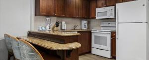 una cucina con bancone e frigorifero bianco di Worldmark Santa Barbara - ST a Pompano Beach