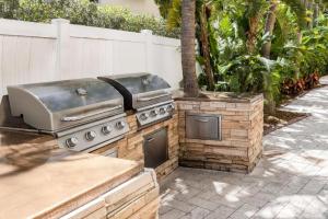 una griglia all'aperto con un affumicatore su un patio di Worldmark Santa Barbara - ST a Pompano Beach Altre 17 foto