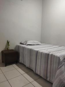 Postel nebo postele na pokoji v ubytování Quarto Casal com Ar no Centro