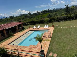 Bazén v ubytování finca turística DanuBio Alojamiento Rural Pereira Risaralda nebo v jeho okolí