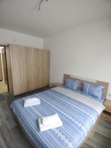 Rúm í herbergi á Apartment Kiril