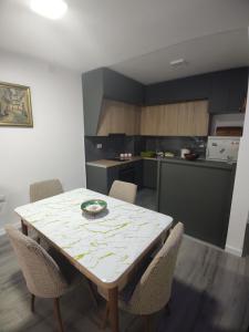 Eldhús eða eldhúskrókur á Apartment Kiril