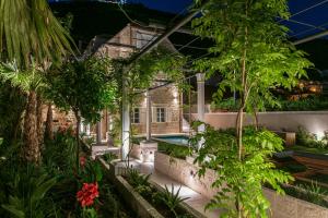 En have udenfor HERITAGE VILLA SPINDLER by DuHomes