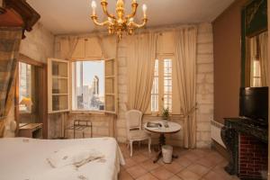 Postel nebo postele na pokoji v ubytování Hôtel du Palais des Papes