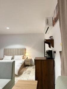 una camera con letto e tavolo con macchinetta del caffè di Studio overlooking pool amid flowering and quiet a Al Ula Altre 27 foto