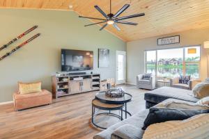 un soggiorno con un divano e una TV di Modern Pagosa Springs Home with Deck on Village Lake a Pagosa Springs