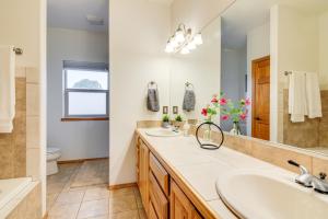 un bagno con due lavandini e un grande specchio di Modern Pagosa Springs Home with Deck on Village Lake a Pagosa Springs Altre 26 foto