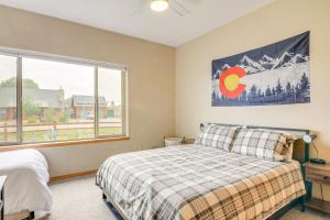 una camera da letto con un letto e una grande finestra di Modern Pagosa Springs Home with Deck on Village Lake a Pagosa Springs