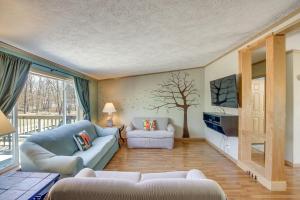 Lyndon StationにあるPeople and Paws Home with Fenced Yard by the Dells!の青いソファとテレビのあるリビングルーム