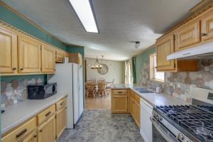 Lyndon StationにあるPeople and Paws Home with Fenced Yard by the Dells!の木製のキャビネットと白い冷蔵庫を備えたキッチン