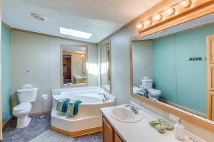 Lyndon StationにあるPeople and Paws Home with Fenced Yard by the Dells!の浴槽、トイレ、洗面台を備えたバスルーム +29枚の写真