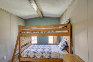 Lyndon StationにあるPeople and Paws Home with Fenced Yard by the Dells!の天井のドミトリールームの二段ベッド1台分です。