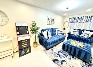 Khu vực ghế ngồi tại Elegant Serene- Townhome, 10 Mi to Downtown, near Airport