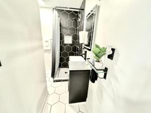 Phòng tắm tại Elegant Serene- Townhome, 10 Mi to Downtown, near Airport